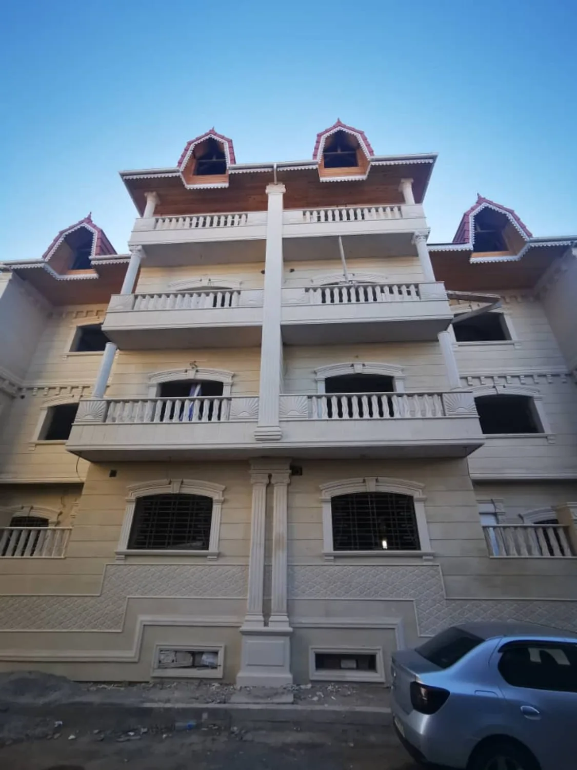 واجهة سكنية متعددة الطوابق